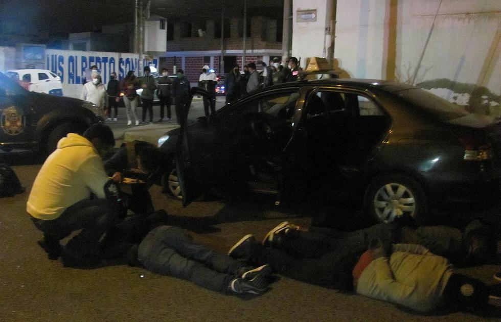 Policías balean taxi para capturar a integrantes de una banda de “robacasas”