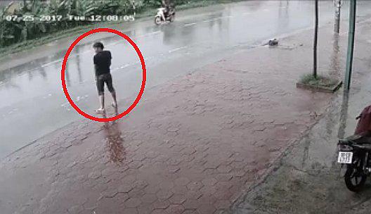 Facebook: hombre orina en plena calle y recibe peculiar castigo (VIDEO)