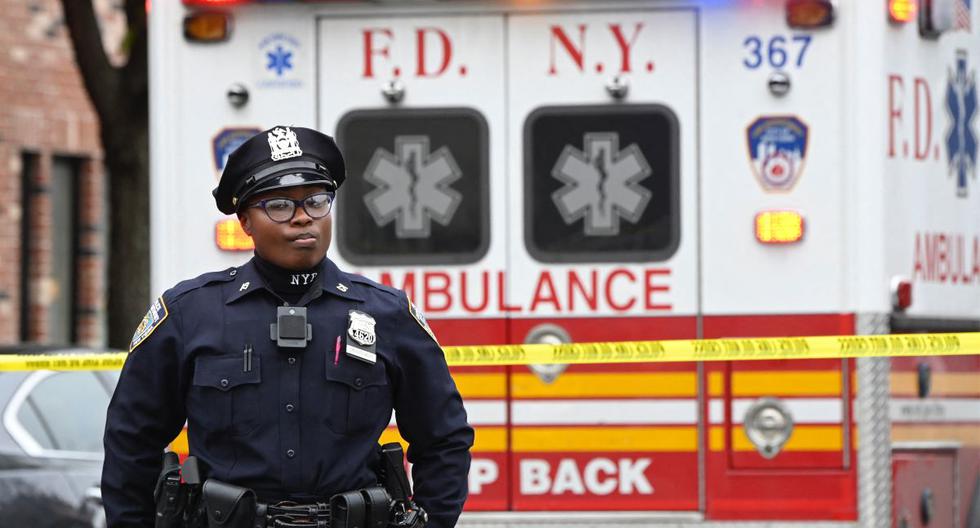 Agentes de la policía de Nueva York aseguran la escena del crimen afuera de un club después de un tiroteo en Brooklyn. el 12 de octubre de 2019. (Johannes EISELE / AFP).