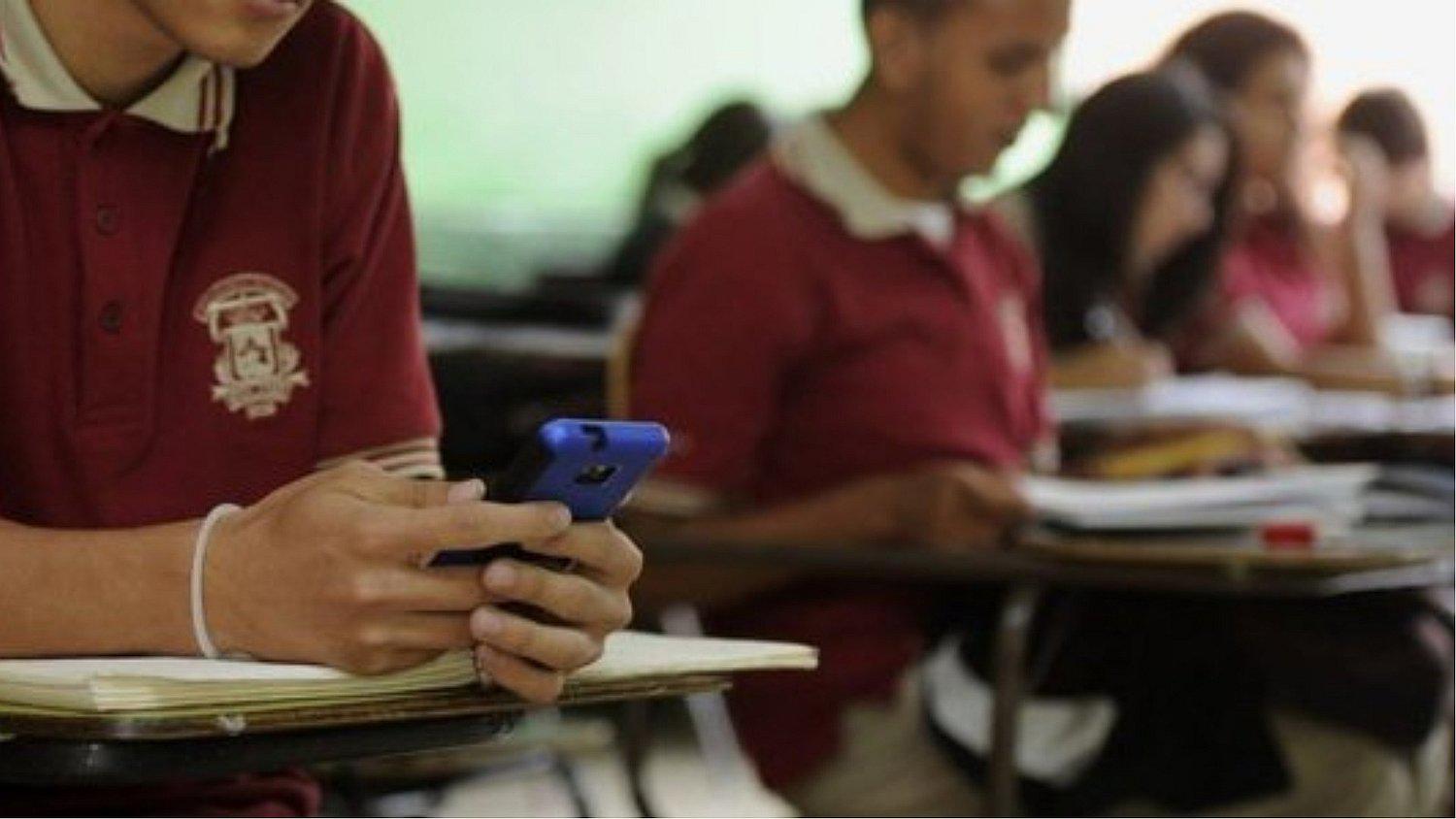 Frente Amplio propone prohibir el uso de celulares durante horario de clases en colegios