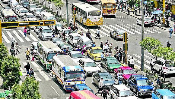 Lima luce saturada de vehículos: Caos en el 90% de avenidas y calles