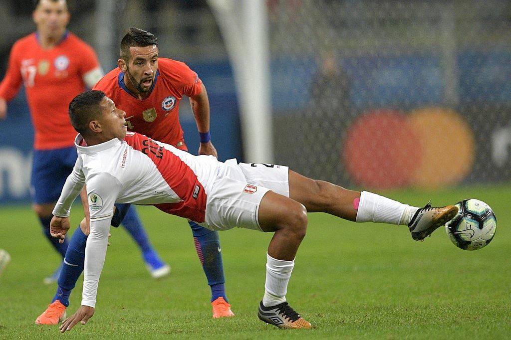 Perú vs. Chile: Edison 'Oreja' Flores y André Carrillo salen lesionados de la cancha (VIDEO y FOTOS)