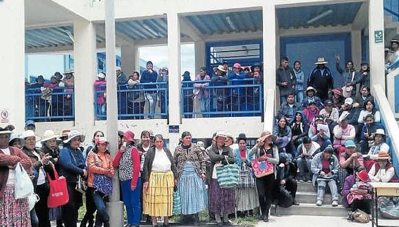 Padres de familia protestan contra director del colegio Maria Auxiliadora de Puno