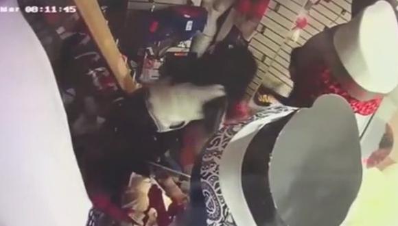 Delincuentes asaltan tienda de lencería y se llevan más de 15 mil soles en mercadería (VIDEO)