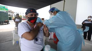 Personal de salud del Hospital Militar fueron vacunados con la primera dosis de Sinopharm (FOTOS)