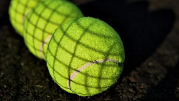 Llevar una pelota de tenis en tu maleta de mano puede ser de gran ayuda