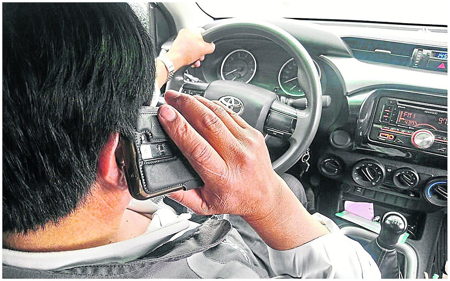 El 96% de los conductores usan de forma temeraria el celular mientras manejan