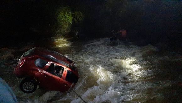 Auto con tres ocupantes cae al río Huallaga