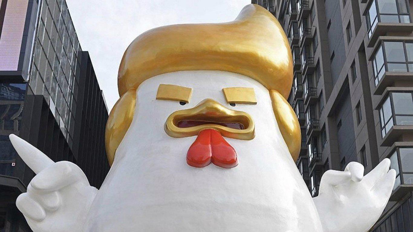 Erigen en China una estatua de un pollo gigante inspirada en Donald Trump
