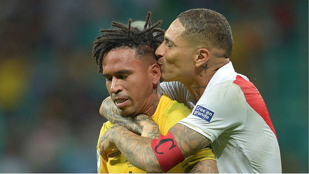 Las emotivas fotos del beso de Paolo Guerrero a Pedro Gallese tras el triunfo ante Uruguay (FOTOS)