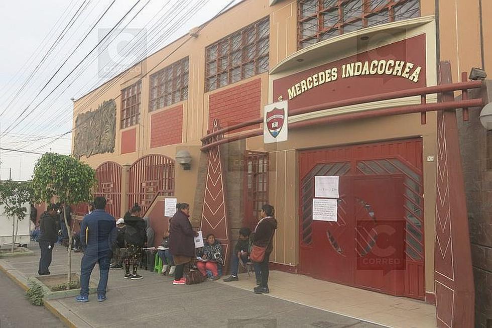 Tacna: Padres se amanecen por vacantes en colegios primarios 