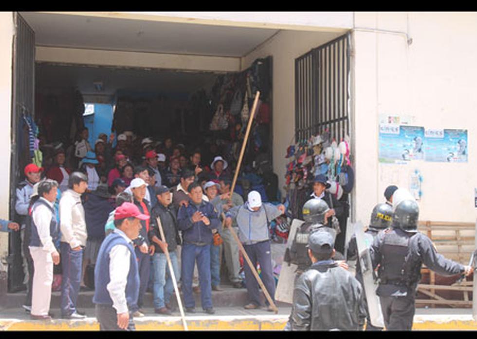 Sutep agrede a ministro Villena con huevos y palos