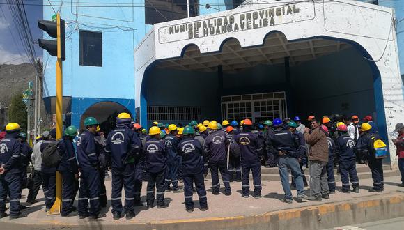 Obreros de construcción civil toman local de la municipalidad provincial
