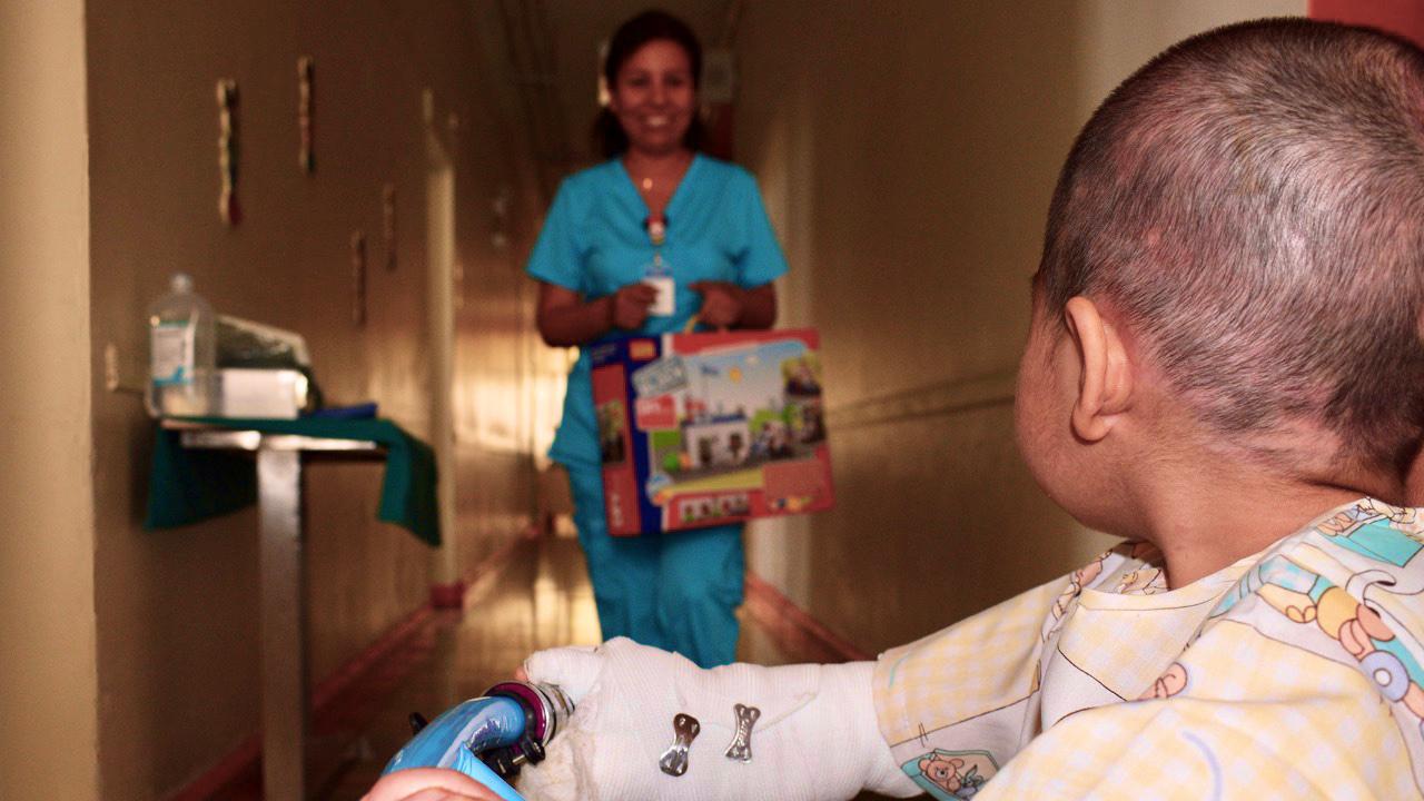 El niño fue sometido a un tratamiento médico quirúrgico que incluyó curaciones, limpiezas quirúrgicas e injertos de piel .(Foto: Difusión)