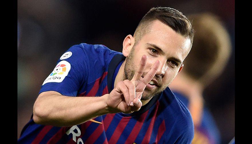 Jordi Alba recibió el alta médica y está en lista de convocados para el clásico ante Real Madrid, (Foto: AFP)