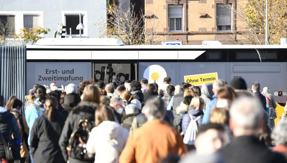 Personas se paran frente a un autobús de vacunación esperando recibir su vacuna Covid-19 en Marienplatz en Stuttgart, en el sur de Alemania. (Foto: THOMAS KIENZLE / AFP)
