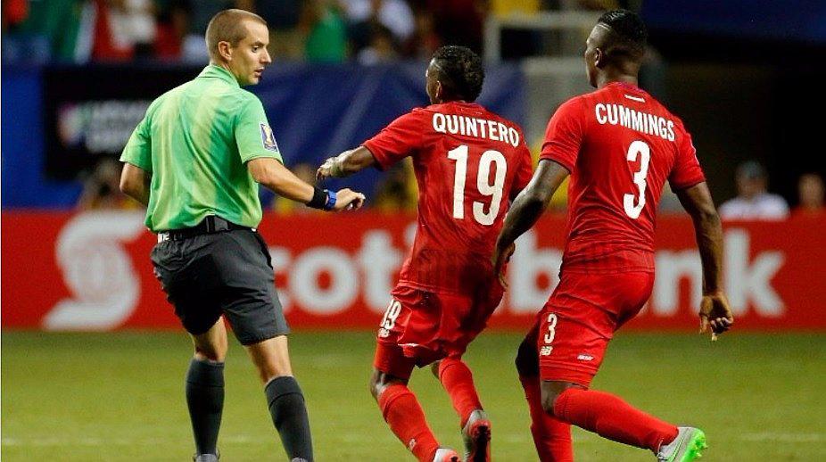 Árbitro del Perú vs Nueva Zelanda fue llamado 'basura, escoria' por polémico partido hace dos años (VIDEO)