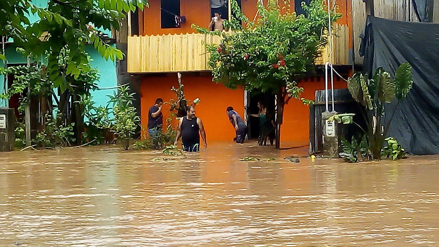 120 familias afectadas por desborde del río Aucayacu