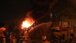 Voraz incendio consume local comercial donde se almacenaba plástico en SMP [VIDEO]
