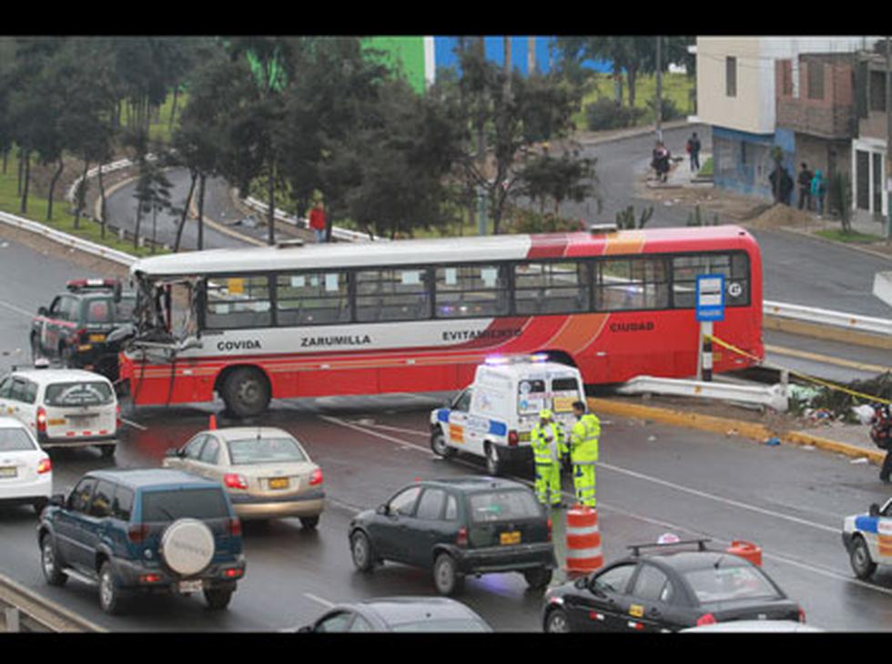 FOTOS: Bus se despista y choca con paradero en la vía de Evitamiento