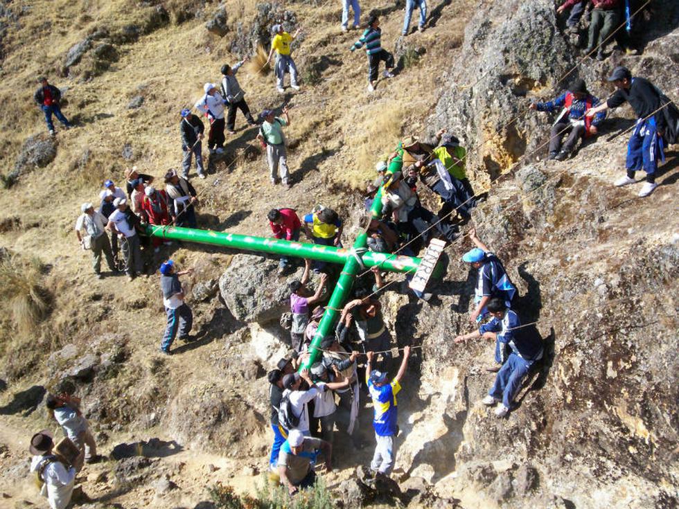 Población realiza tradicional Bajada de Cruces (FOTOS)