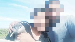 Indignación en redes sociales por pareja que se tomó foto con pingüino agarrado del cuello 