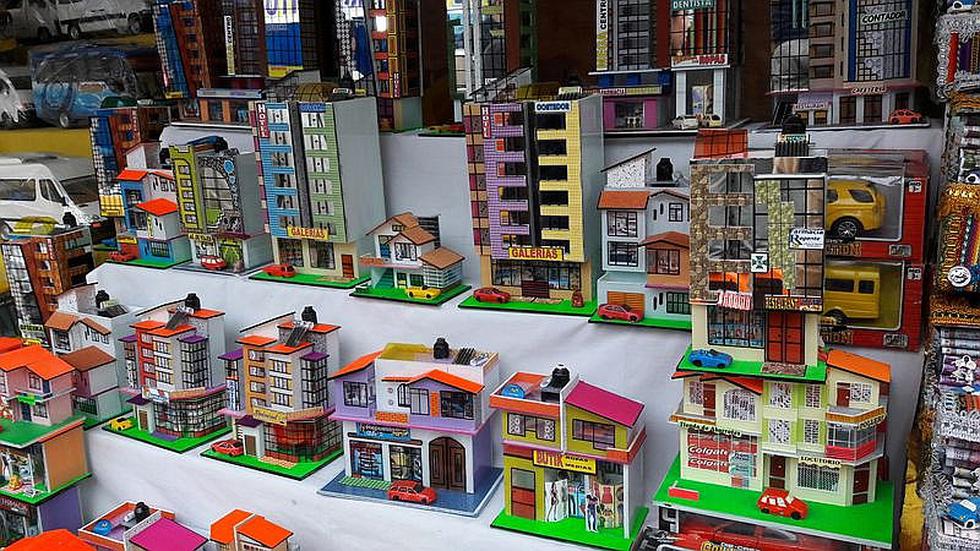 Casas y autos, los más requeridos en la popular feria de Alasitas