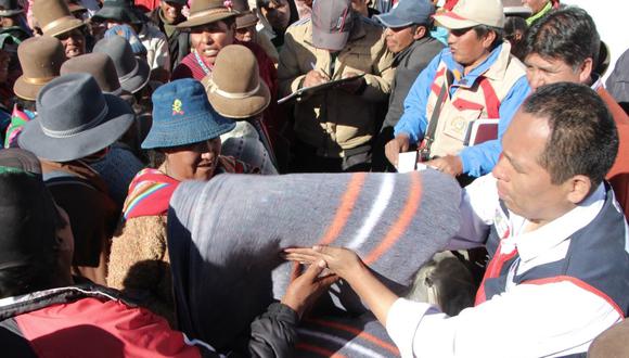 Entregan frazadas a pobladores de Catahui, en Vilquechico Huancané