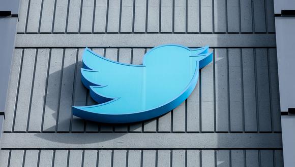 El logotipo de Twitter se ve en un letrero en el exterior de la sede de Twitter en San Francisco, California, el 28 de octubre de 2022. (Foto por Constanza HEVIA / AFP)