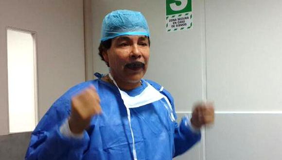 Alcalde de Arequipa sorprende al operar a un anciano durante inauguración de hospital