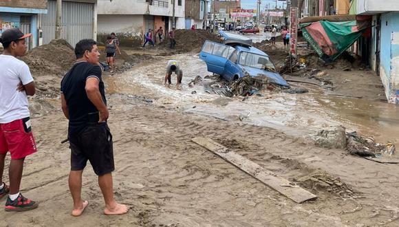 Damnificados reclaman apoyo de autoridades en medio de emergencia generada por las fuertes lluvias.