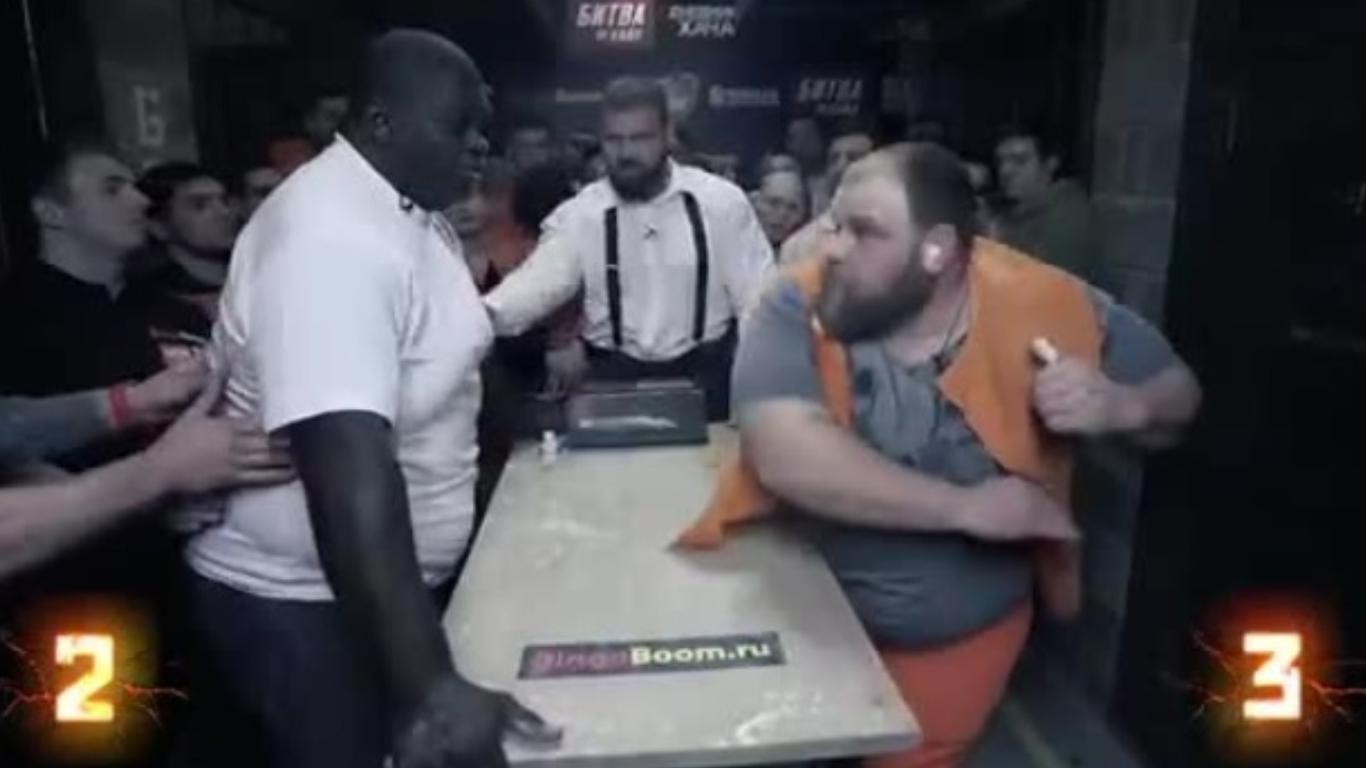 Concurso de cachetadas en cárcel de Rusia. (Foto: captura video)