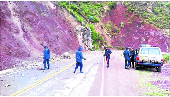 Caída de piedra y lodo interrumpe la carretera Huancavelica - Izcuchaca