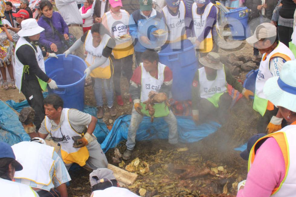 Con ritual mágico preparan pachamanca más grande del mundo (FOTOS)
