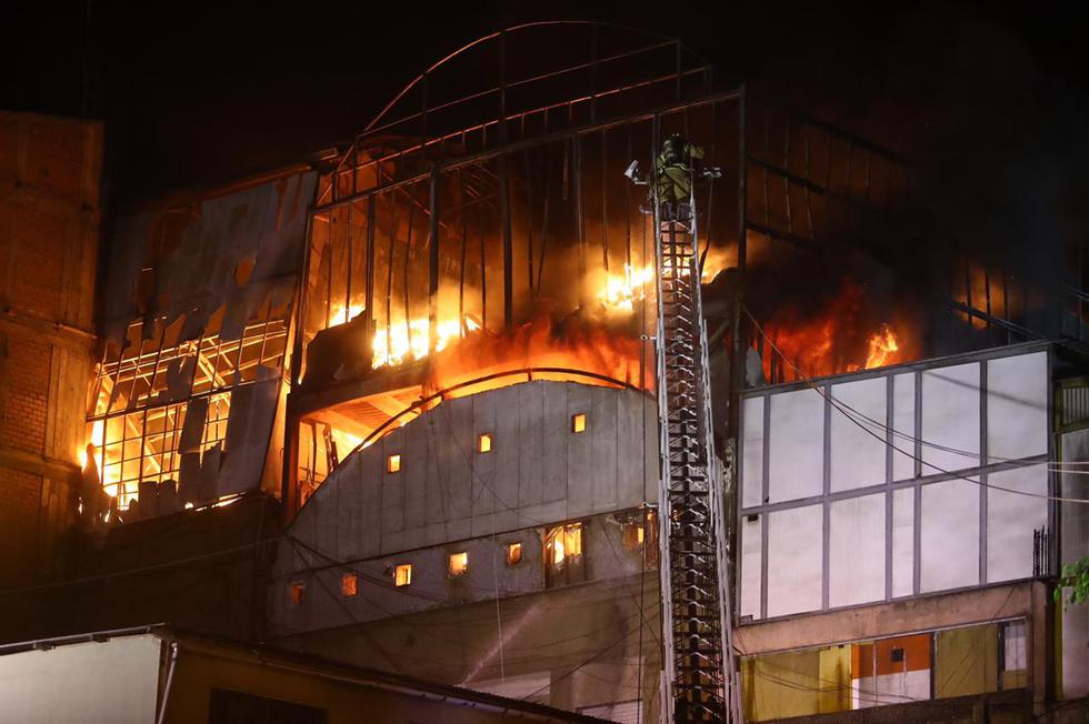 Incendio en Mesa Redonda destruyó parte de una galería comercial en el Centro de Lima. (Foto: Leonardo Fernández / @photo.gec)