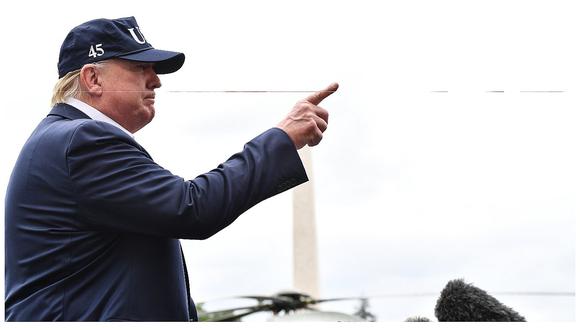 Captan a Donald Trump jugando al golf mientras el huracán Dorian se dirige a Estados Unidos (FOTO)
