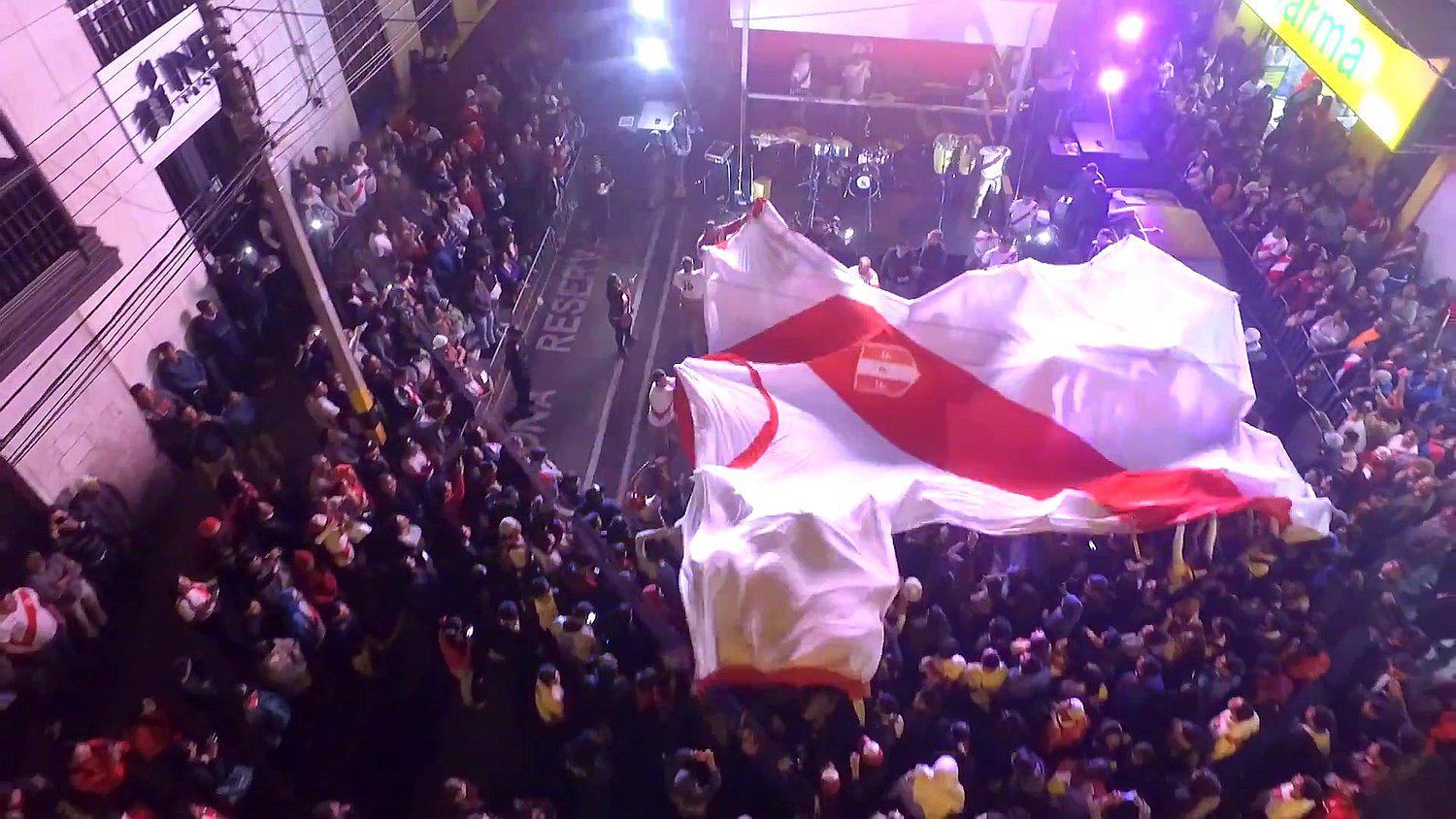 La camiseta gigante de la selección desde Tacna y rumbo a Rusia 2018
