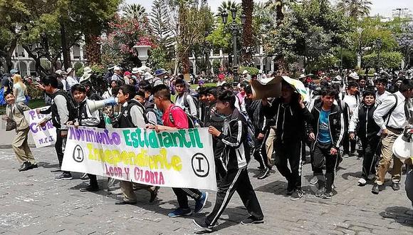 ​Estudiantes del colegio Independencia continúan con protesta