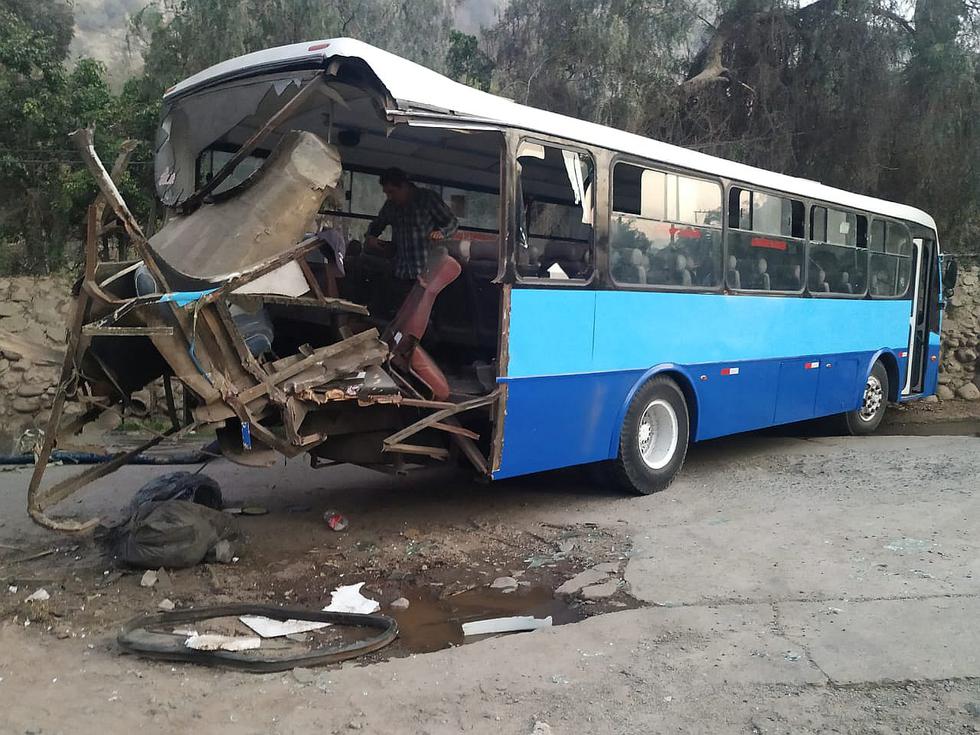 Chaclacayo: tren chocó contra bus escolar en la Carretera Central (VIDEO y FOTOS)