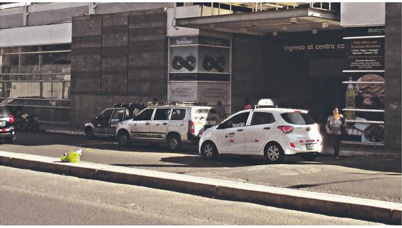 Escándalo en la MPCh por presunta red que tramita los permisos para paraderos de taxi 