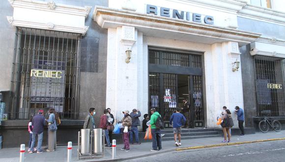 Reniec de Arequipa atiende hoy en dos turnos| Foto: Leonardo Cuito