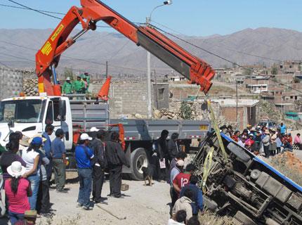 Vehículo cae sobre una casa en Puente Piedra