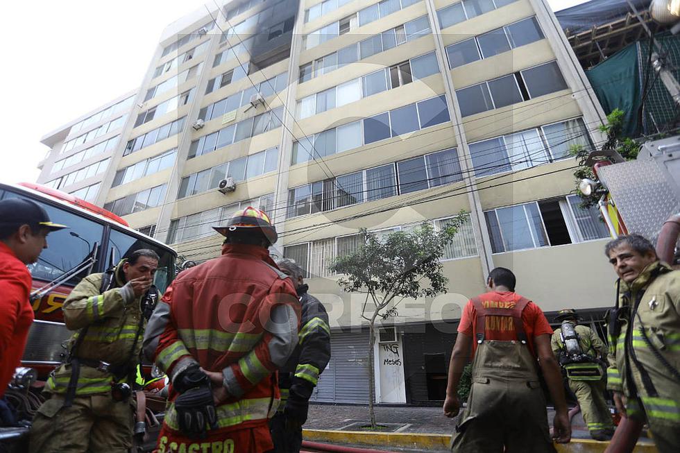 Miraflores: Reportan 1 fallecido en incendio en edificio en el jirón Porta (VIDEO) 
