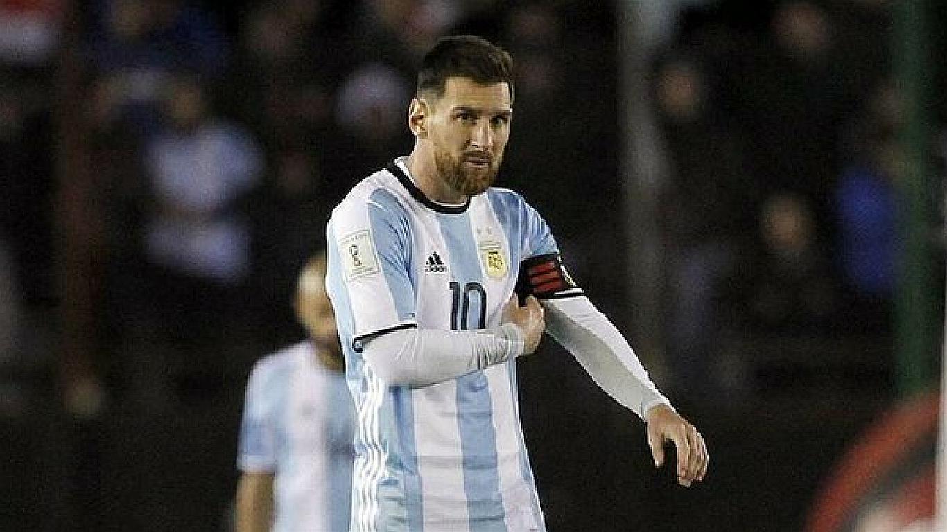 Hincha asegura que Messi es un "extraterrestre" y muestra curioso tatuaje (FOTOS)