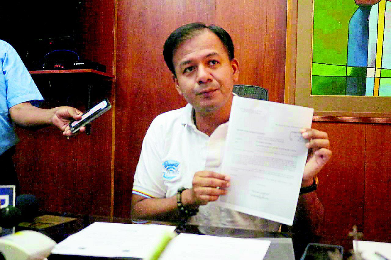 Alcalde remueve a funcionaria por no realizar descuentos