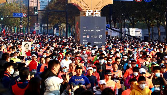 Los corredores participan en el maratón de Shanghái pese al coronavirus. (Foto: STR / AFP)