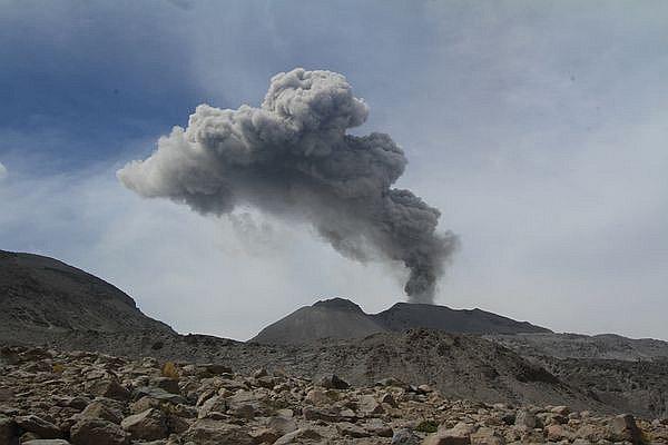 Volcán Sabancaya: hasta 42 explosiones por día se registran en coloso 