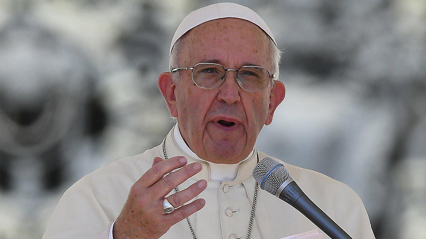 El papa pide a religiones reconocer que "matar en nombre de Dios es satánico"