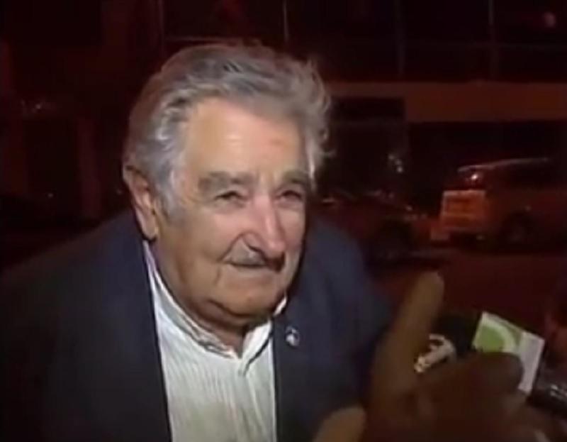 Mira la reacción de José Mujica luego que un mendigo le pide propina (VIDEO)