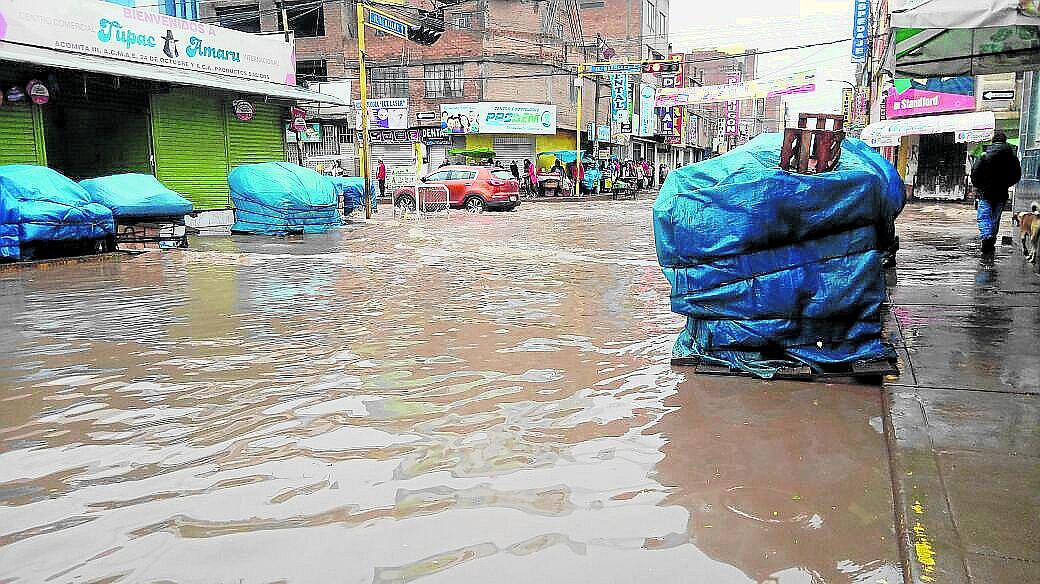 Mercado Túpac Amaru se inunda en Juliaca por fuertes lluvias